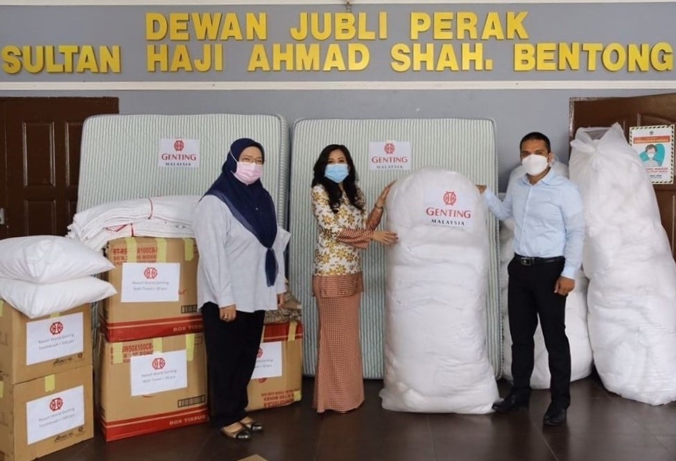 YBhg Dato’ Sri Kay Atisha Parasuraman, Vice President of Corporate Communications and Public Relations presenting the items to YH Dato' Mohd Zulkifli bin Hashim, Bentong District Officer, witnessed by YH Dato' Hajah Aida Munira binti Abdul Rafar, President of Bentong Municipal Council during the donation handover ceremony.