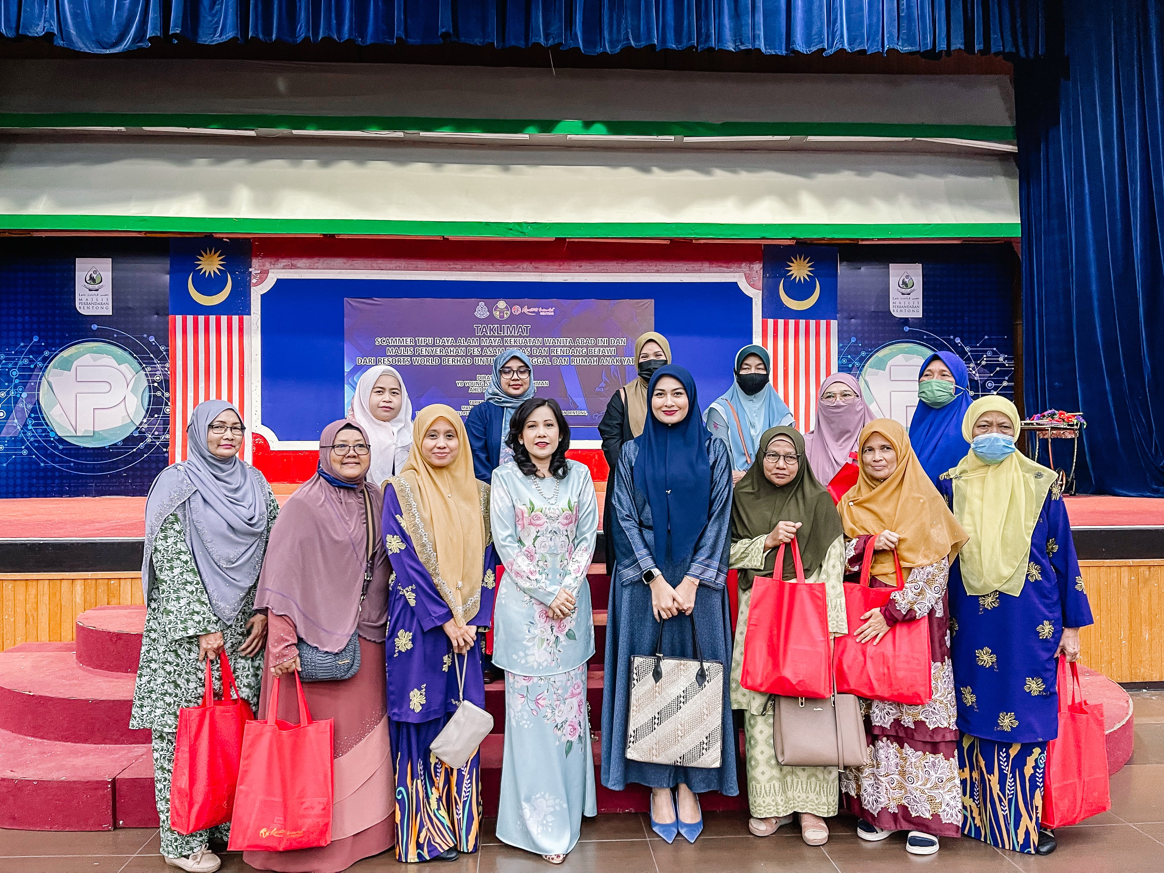 YBhg. Dato’ Sri Kay Atisha Parasuraman, Vice President of Corporate Communications and Public Relations (front row, fourth from left) and YB Young Syefura Othman, Members of Parliament of Bentong (front row, fifth from left) with the single mothers and a charity home representative.