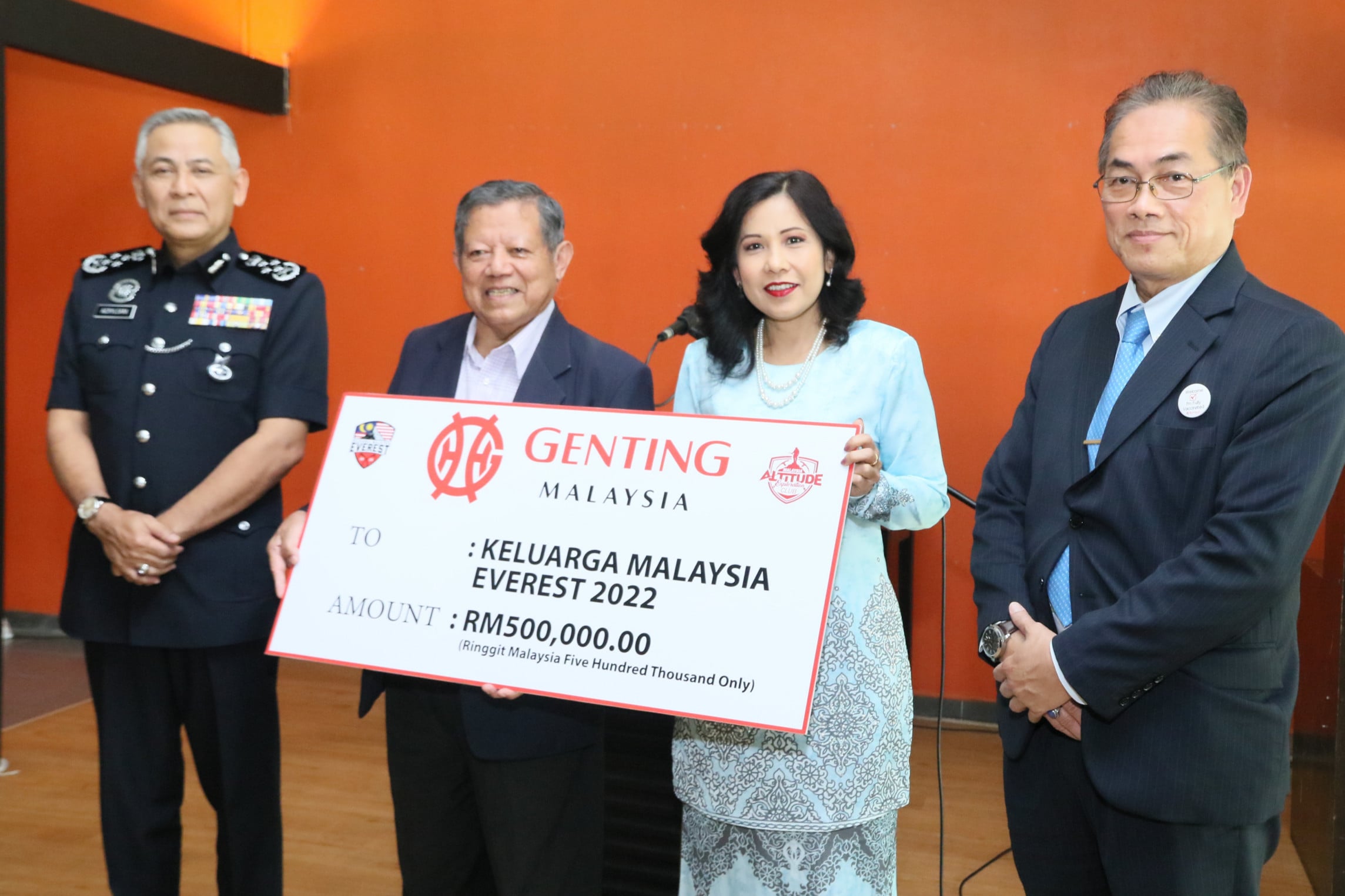 YBhg Dato’ Sri Kay Atisha Parasuraman, Vice President of Corporate Communications and Public Relations, Genting Malaysia Berhad presenting the mock cheque to YBhg Tan Sri Dr Salleh bin Mohd Nor, Chef De Mission Keluarga Malaysia Everest 2022 mission, witnessed by YBhg Tan Sri Acryl Sani bin Abdullah Sani, Inspector-General of Police on 20 May 2022. Also present was YBhg Dato' Pahlawan Sum Chang Keong, Vice President of Security, Genting Malaysia Berhad. GENM contributed RM500,000 for the mission consisting of 10 Malaysians from various races and ethnic background, including uniformed personnel from 69 Commando Unit and Civil Defence  Force to scale Mount Everest peak.