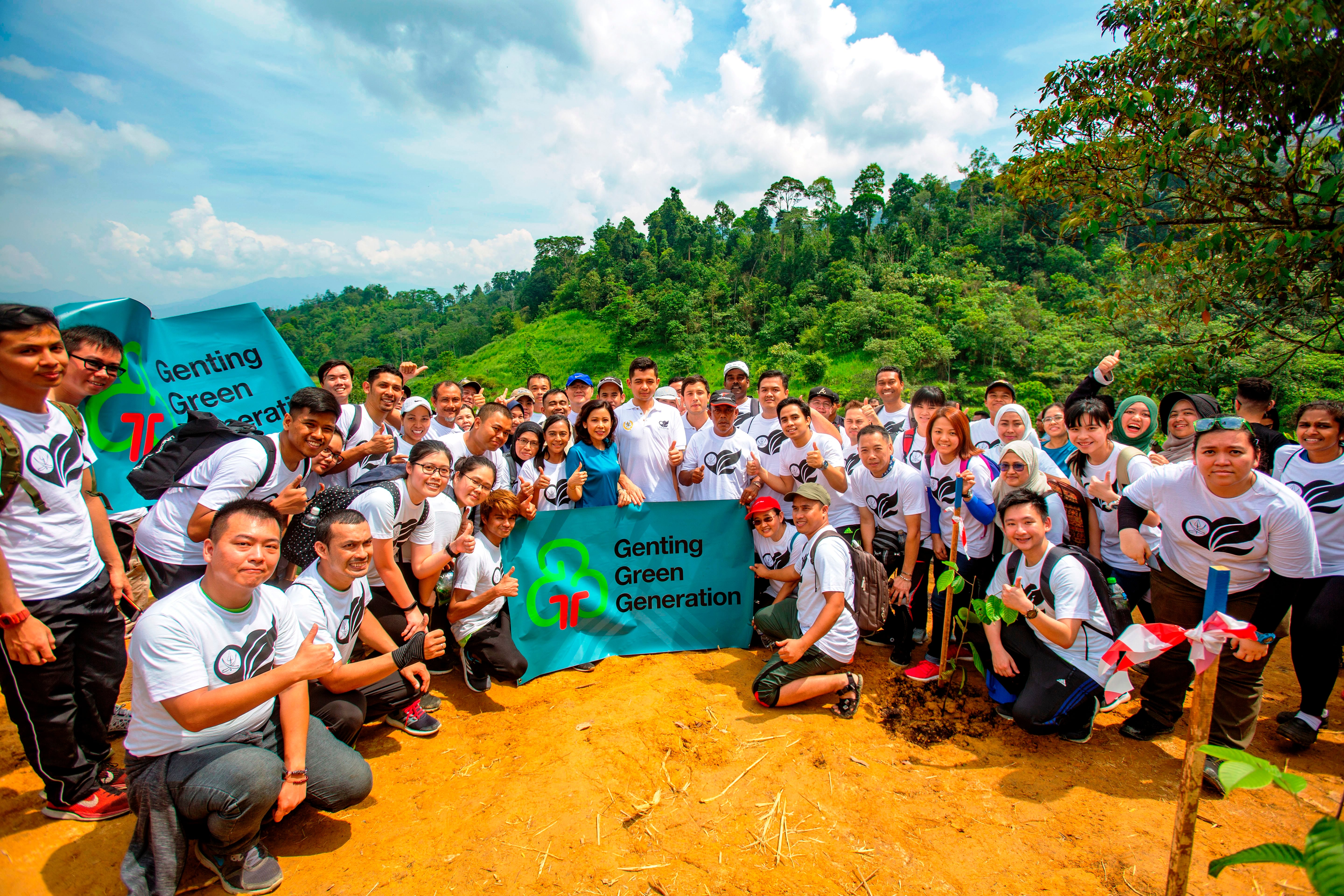 His Royal Highness The Regent of Pahang Tengku Hassanal Ibrahim Alam Shah and YAM Tengku Arif Temenggong Pahang Tengku Fahd Mu’adzam Shah with G3 volunteers at the Go Green with SASET - G3