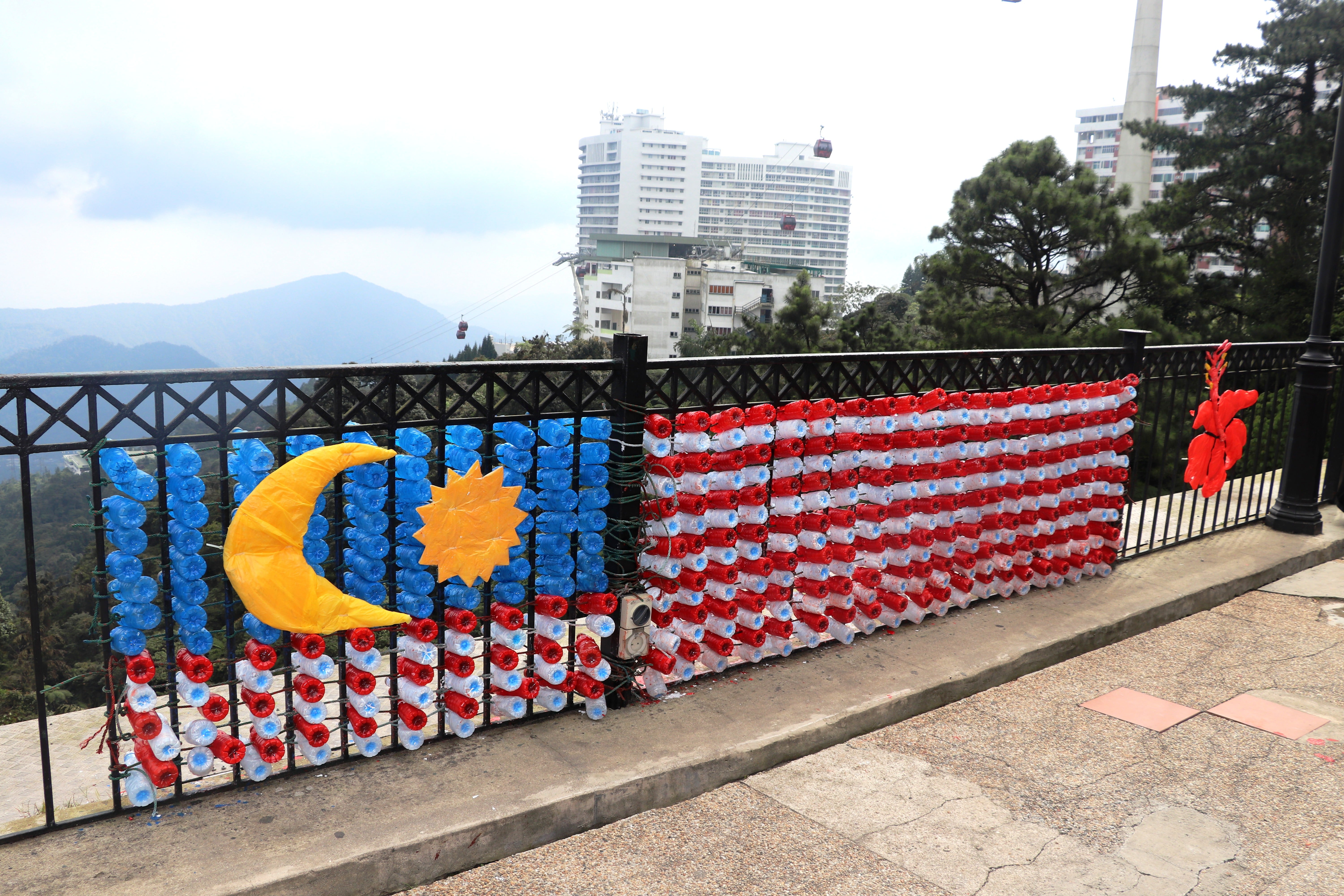 On 28 August, 40 G3 volunteers created a Malaysian flag and Hibiscus flower made of recyclable plastic bottles at the English Garden, RWG, in conjunction with Merdeka celebrations.