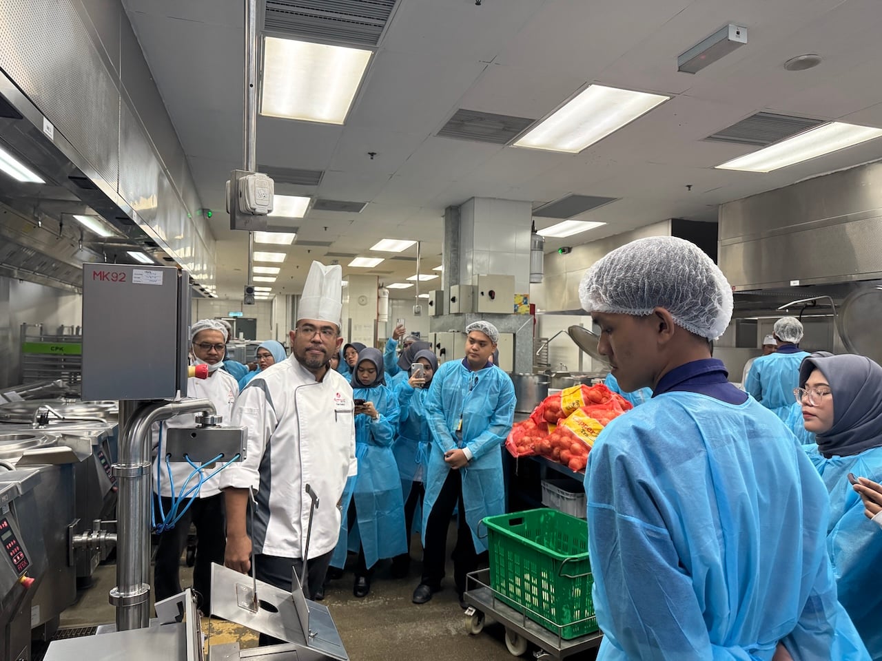 The students of Kolej Vokasianal Puteri Temerloh familiarising themselves with the equipment at Resorts World Genting’s Central Kitchen Posing for the perfect shot; students of Kolej Vokasional Puteri Temerloh at Genting International Convention Centre